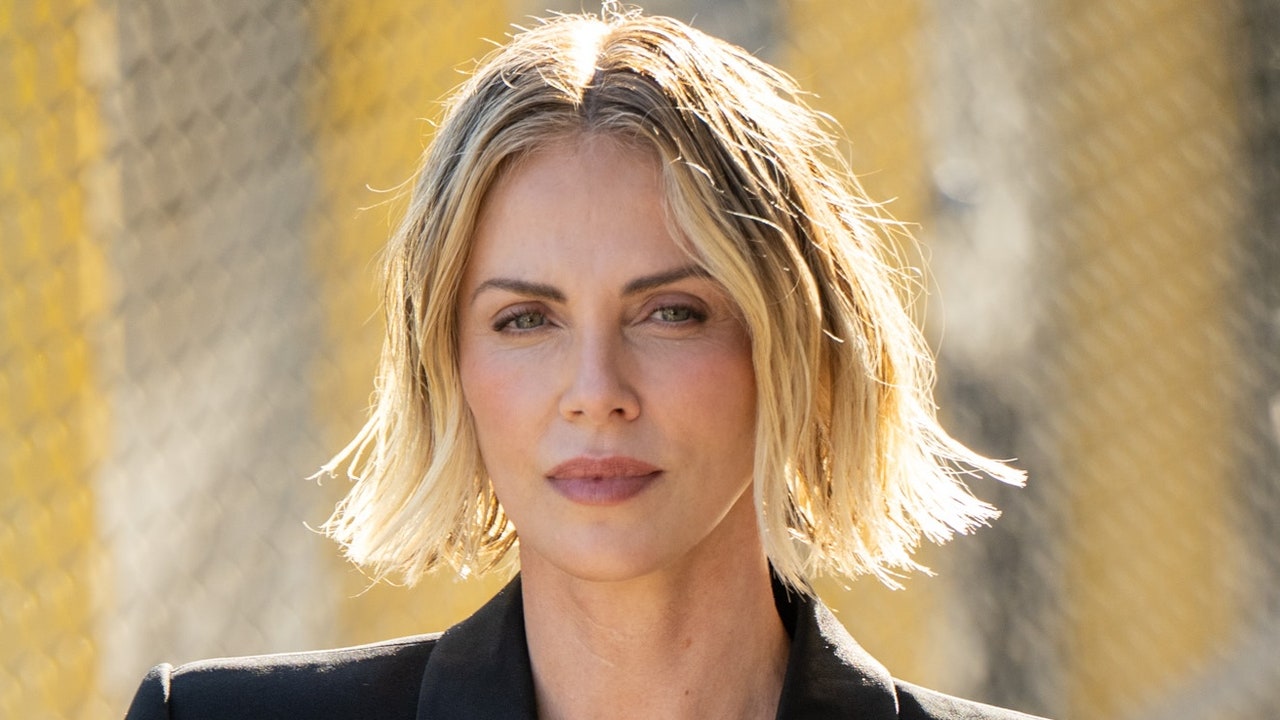 Charlize Theron, Half-Moon Manicure, เล็บสั้น