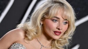 Sabrina Carpenter, เพิ่ม, รายละเอียดเซอร์ไพรส์, มานิคูร์, จุดด่างพร้อย