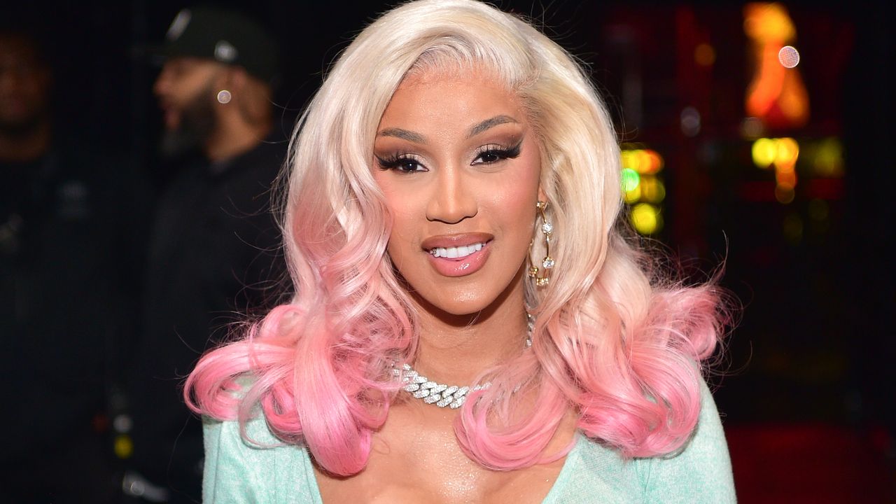 Cardi B, เล็บ, สระว่ายน้ำ
