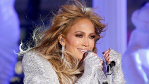 เล่น I Spy กับเล็บ 3D วิบวับของ J. Lo