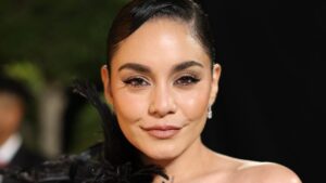 Vanessa Hudgens, เล็บกลาง, มหัศจรรย์, เทคนิค