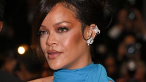 Rihanna, ผมชิ้นใหญ่, บลอนด์, ดัดลอน, สไตล์ยุค 90