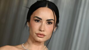 Demi Lovato, มือนาง, ส่องประกาย, เทรนด์วันหยุด