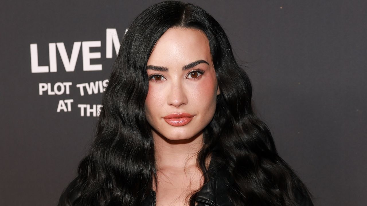 Demi Lovato, เล็บ French Manicure, ขอบดำ, กบฏ