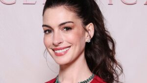 Anne Hathaway, เล็บแดง, French Manicure, สวยโดดเด่น