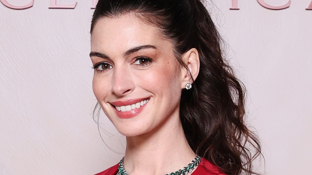 Anne Hathaway, เล็บแดง, French Manicure, สวยโดดเด่น